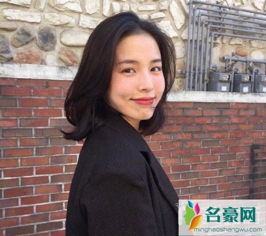 2019年流行减龄短发清纯发型_修颜瘦脸的潮女发型图片1