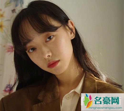 2019流行长睡发发型图片女_2019流行的女生发型图片3