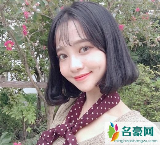 2019流行长睡发发型图片女_2019流行的女生发型图片2