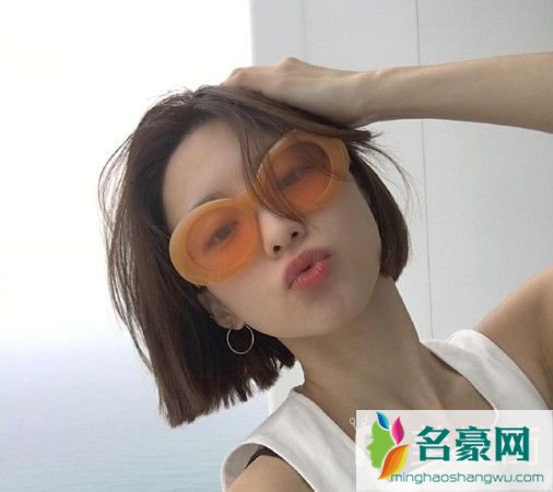 2019流行长睡发发型图片女_2019流行的女生发型图片1