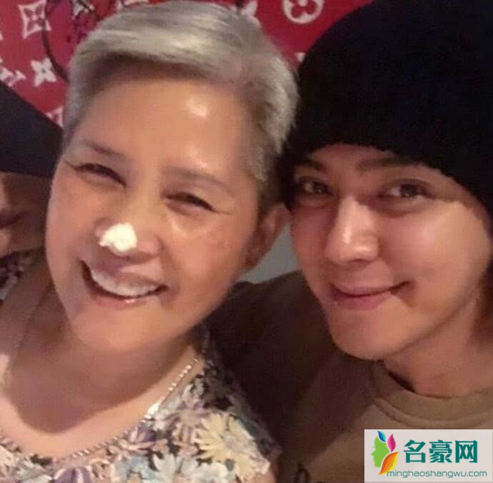 罗志祥和妈妈合照
