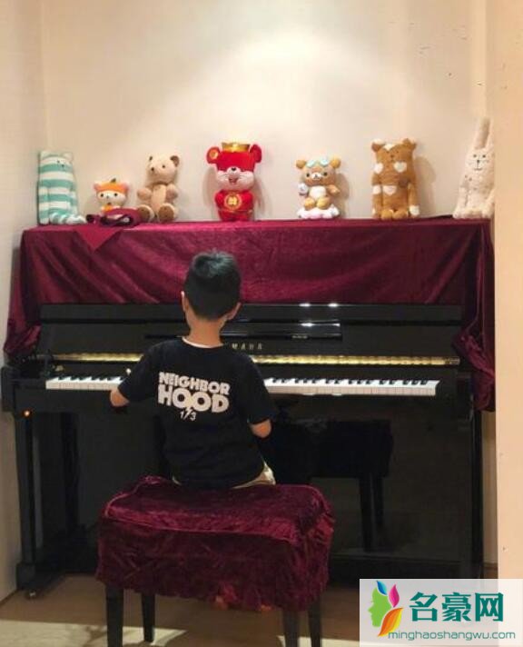 杨千嬅晒儿子弹钢琴