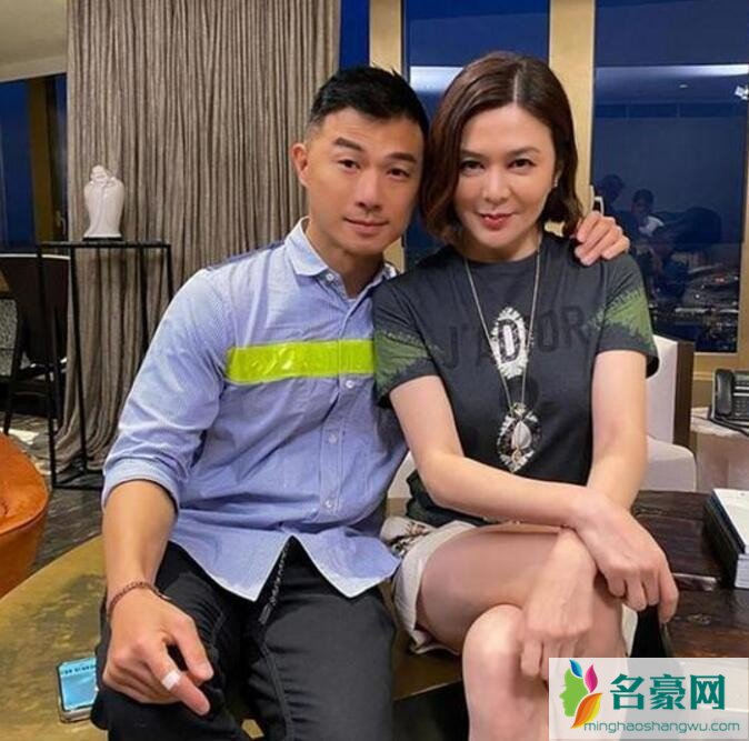 关之琳与年轻男模合照