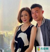 关之琳与年轻男模豪宅合照 两人互相依偎关系亲密