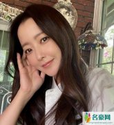 43岁金喜善近照曝光 对镜甜笑端庄优雅身材苗条