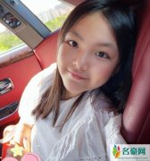 李湘晒女儿车内萌照 留着偏分长发对镜微笑尖下巴