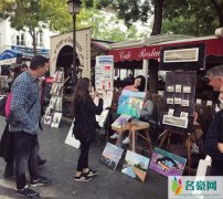 张馨予对摆摊兴趣浓 在街头摆摊卖油画模样非常认