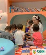章子怡与醒醒开派对 与其他小朋友围坐在一起画面
