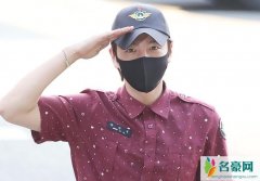 韩国男星张根硕退伍 站直敬礼精神饱满依旧迷人