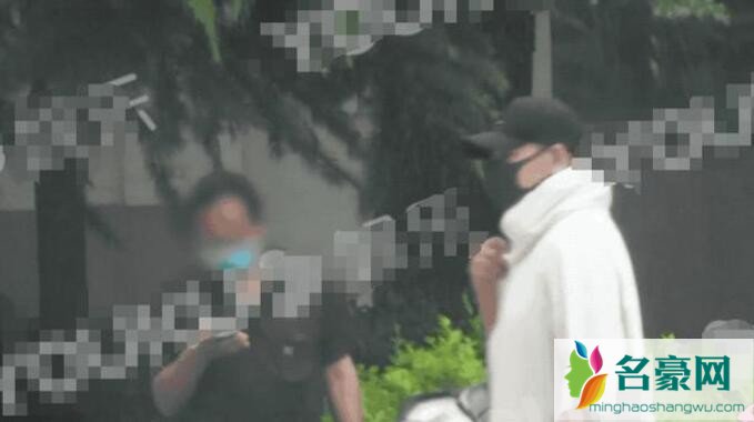 48岁赵文卓闯红灯