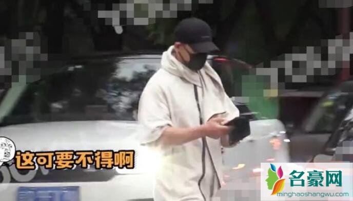 48岁赵文卓闯红灯