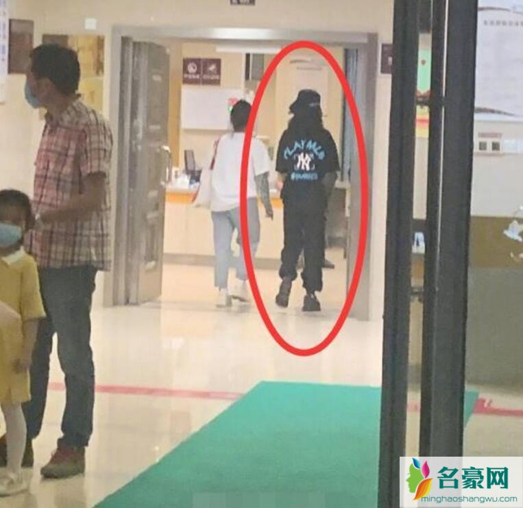 疑似杨紫现身医院
