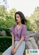 李沁及肩发型清爽利落 穿紫色短袖针织甜美阳光