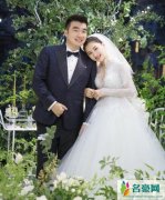 何雯娜秀婚礼现场照 一袭洁白婚纱长裙尽显优雅温