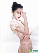 Angelababy流动花瓣鱼尾裙 温柔高贵