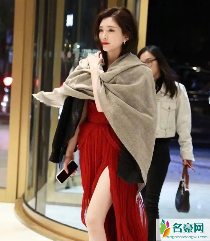 江疏影下班图 红色连衣裙太美