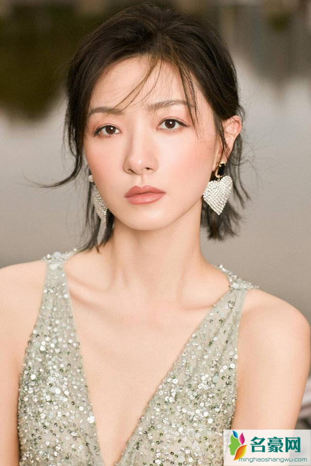 万茜水绿色闪钻纱裙 万茜带伤主持颜值在线