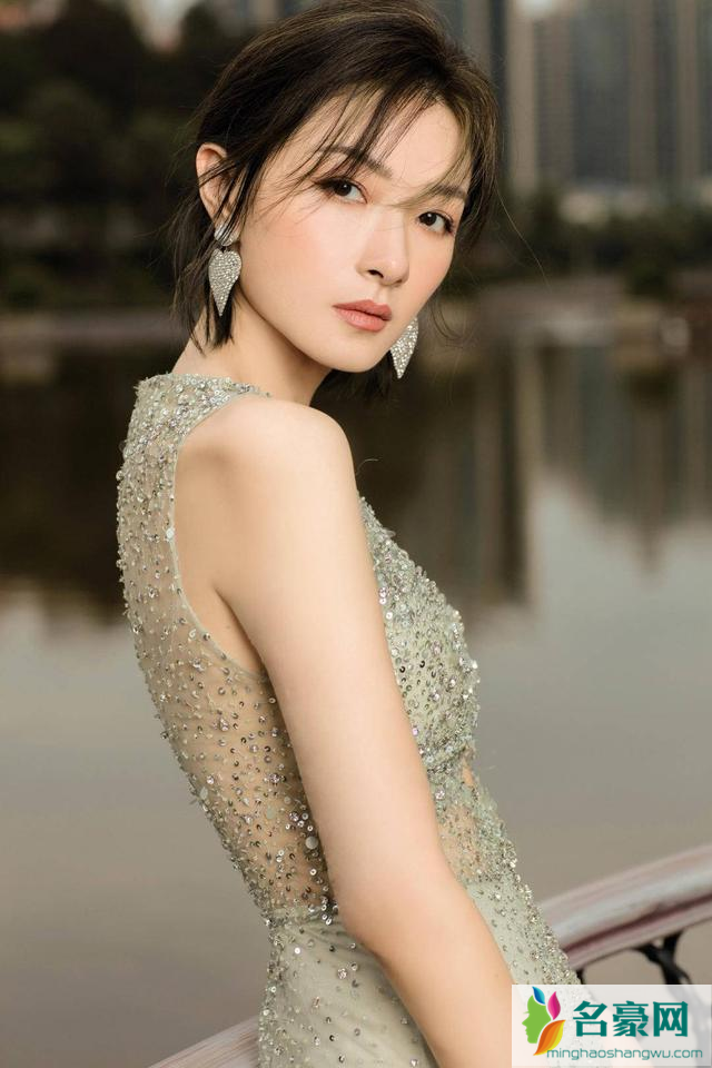 万茜水绿色闪钻纱裙 万茜带伤主持颜值在线
