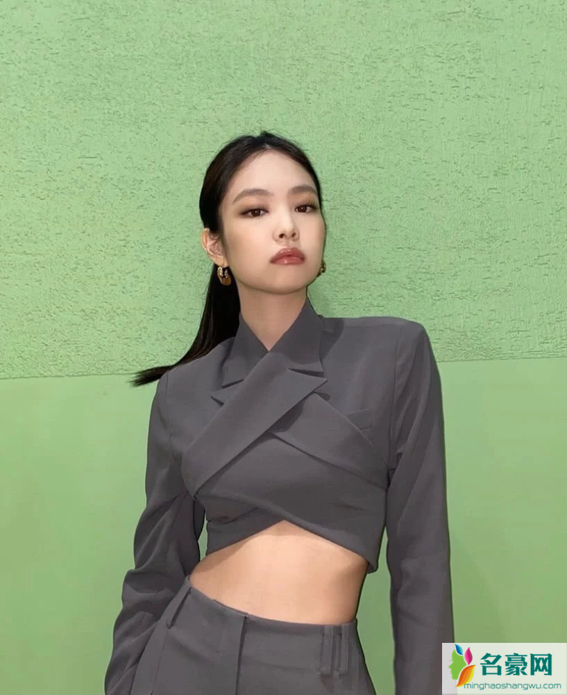 Jennie露背西装引领新时尚