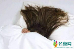 睡觉头发翘怎么办？怎么防止头发睡翘