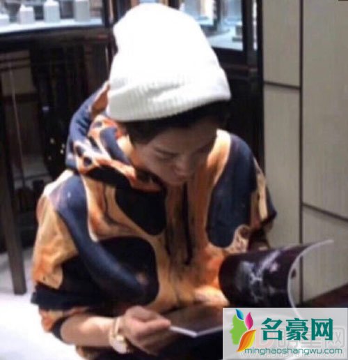 甜蜜爆表！鹿晗关晓彤烤肉店与友人聚餐