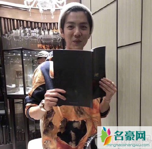 甜蜜爆表！鹿晗关晓彤烤肉店与友人聚餐