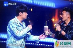 周杰伦戒奶茶决心减肥 周董人到中年发福明显怕被