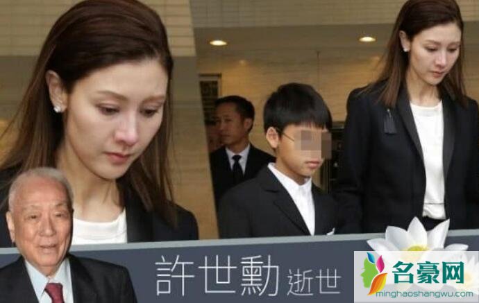 李嘉欣与儿子出席葬礼