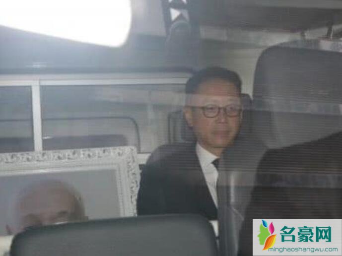 许晋亨与爸爸遗照