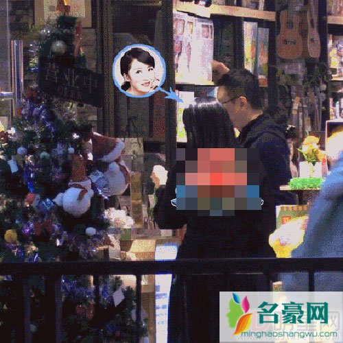 李念与老公林和平逛街被拍 手牵手尽显恩爱