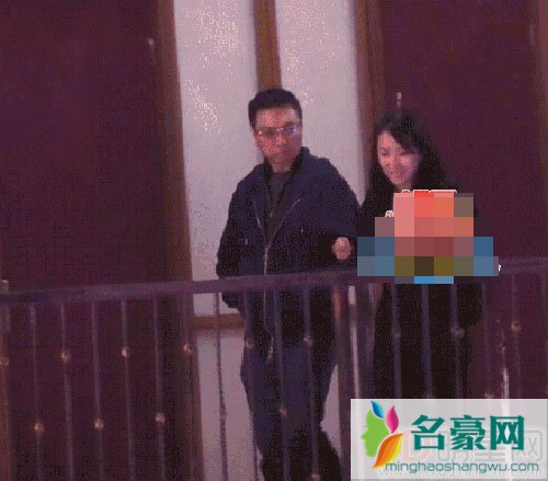 李念与老公林和平逛街被拍 手牵手尽显恩爱