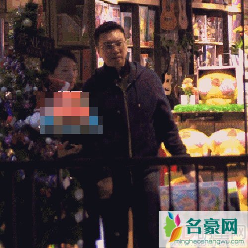 李念与老公林和平逛街被拍 手牵手尽显恩爱