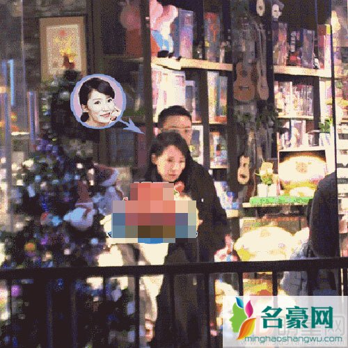 李念与老公林和平逛街被拍 手牵手尽显恩爱