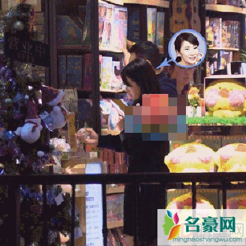 李念与老公林和平逛街被拍 手牵手尽显恩爱