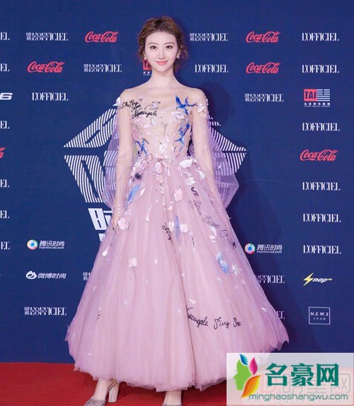 景甜出席活动仙气足 礼服内还穿了秋裤