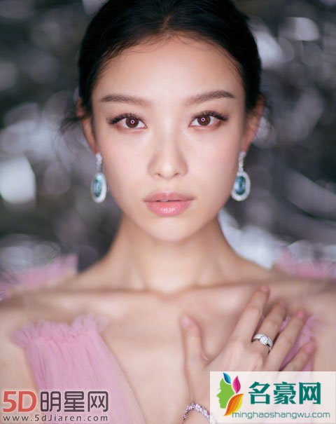 倪妮最美表演发布海报 近在眼前又相隔万里