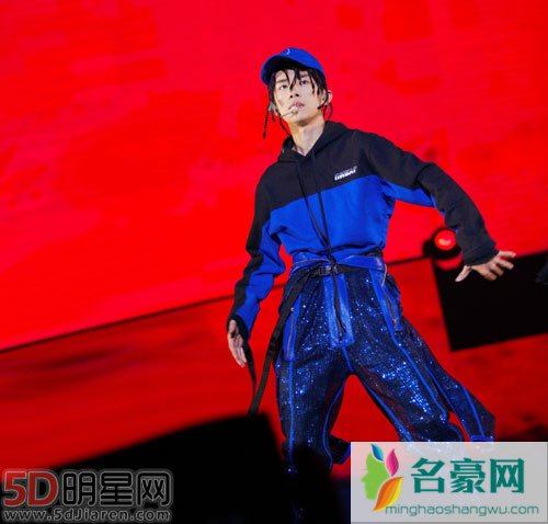 易烊千玺晒长寿面庆生 李小璐也来送祝福