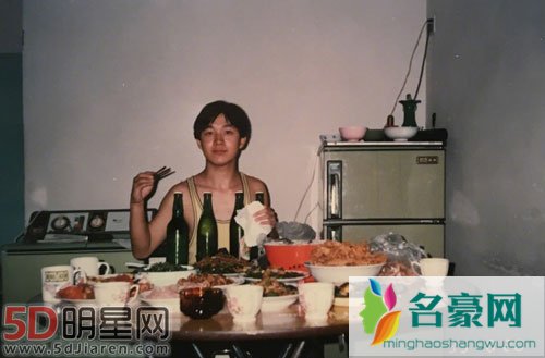 潘粤明晒24年前旧照 手中筷子亮了