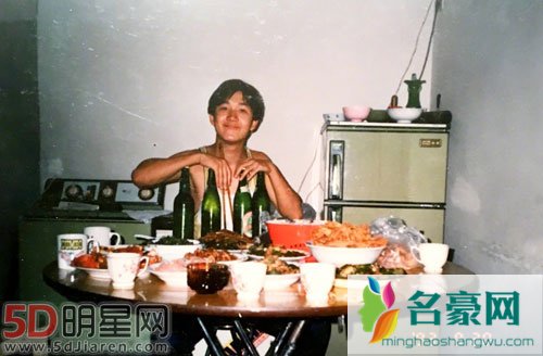 潘粤明晒24年前旧照 手中筷子亮了