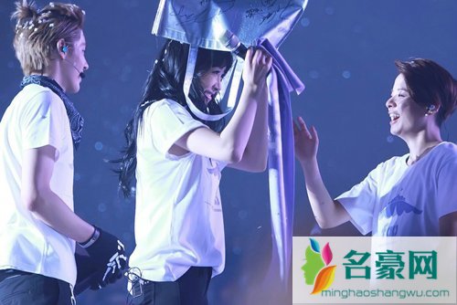 exo吴亦凡解约宋茜 宋茜和吴亦凡击掌