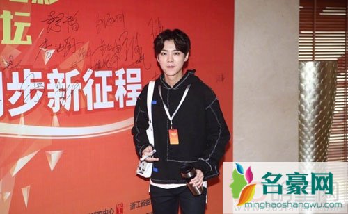 关晓彤鹿晗恋爱后同框 情侣鞋吸睛无数