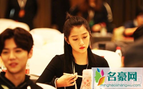 关晓彤鹿晗恋爱后同框 情侣鞋吸睛无数