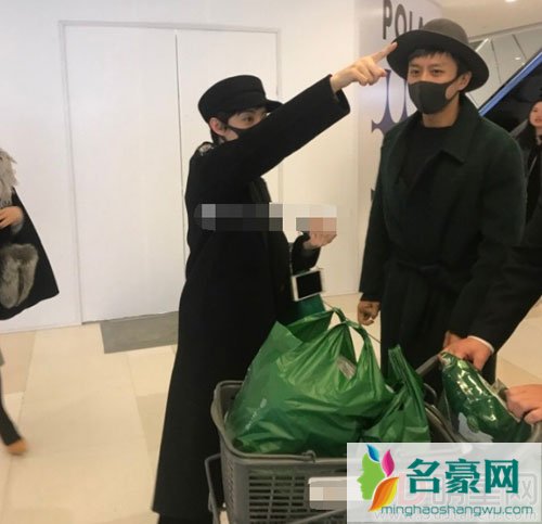 邓超孙俪逛商场被拍 夫妻间的迷之气氛