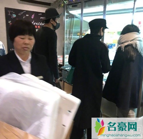 邓超孙俪逛商场被拍 夫妻间的迷之气氛