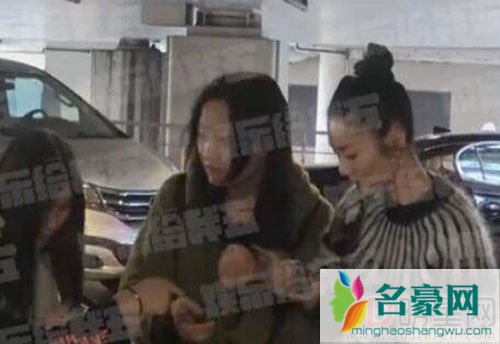 刘雯现身上海机场 被吐槽走太快后回应