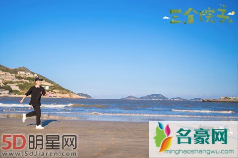陈赫遛狗反被遛 还是林更新与狗狗相处有一套