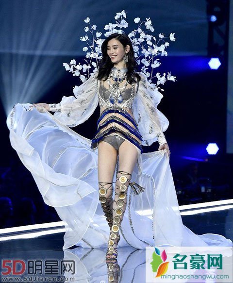 维密秀奚梦瑶摔跤反成亮点 受高管鼓励称是最美妙瞬间