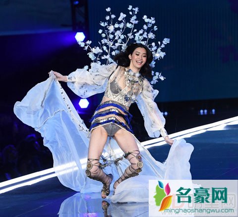 维密秀奚梦瑶摔跤反成亮点 受高管鼓励称是最美妙瞬间