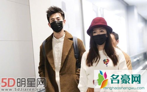 娄艺潇与男友现身机场 二人甜蜜对视自然亲密
