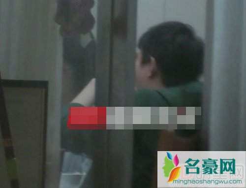 神秘男探班周冬雨 二人同进一间房
